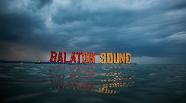 Zamárdi, 2014. július 13. A Balaton Sound fesztivál felirata lebeg a Balaton felszínén Zamárdinál, 2014. július 12-én. MTI Fotó: Mohai Balázs
