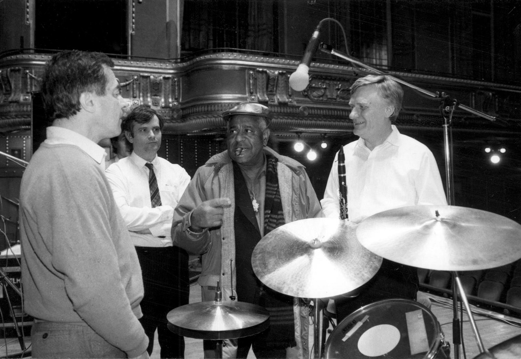 Dizzy Gillespie, az amerikai jazz egyik-legnagyobb sztárja Benkóékkal a Liszt-Ferenc Zeneakadémián a koncert előtti beálló-próbán. Fotó: Facebook.com